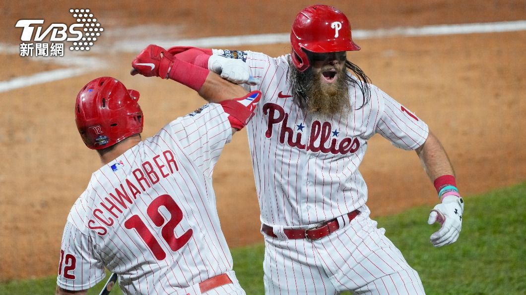 費城人馬許(Brandon Marsh)第二局開轟,興奮的與隊友舒瓦伯(Kyle Schwarber)一同慶祝。(圖/達志影像美聯社)