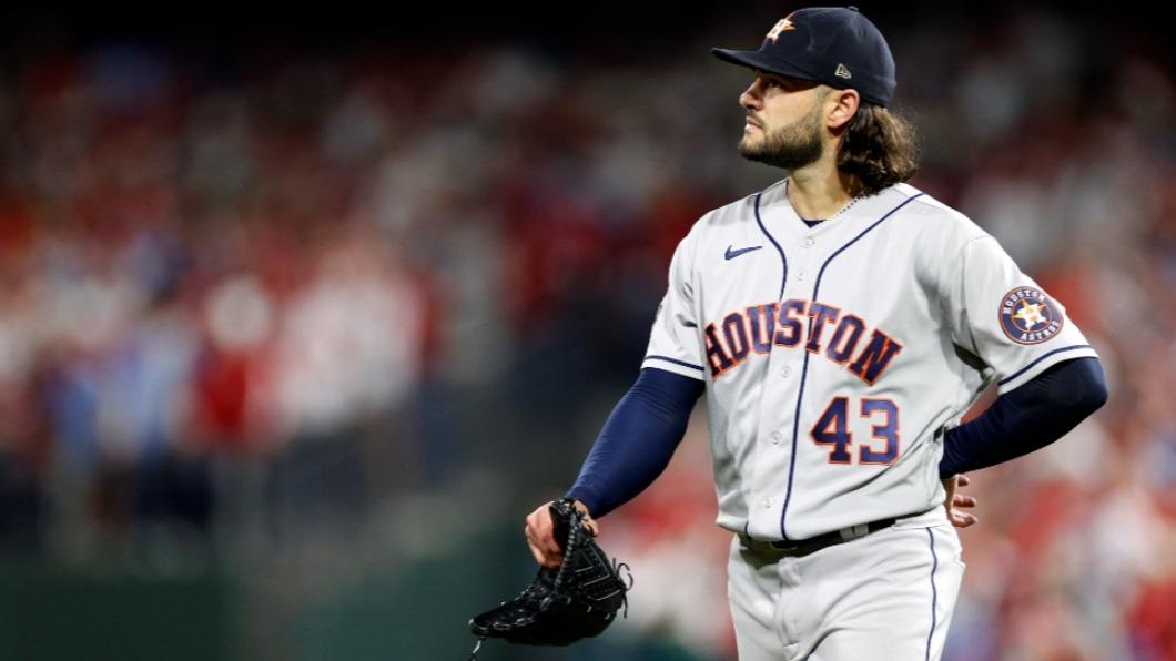 太空人先發投手麥卡勒(Lance McCullers Jr.)投4.1局就挨5轟,寫下世界大賽史上最慘紀錄。(圖/翻攝自 推特@CBSSports)