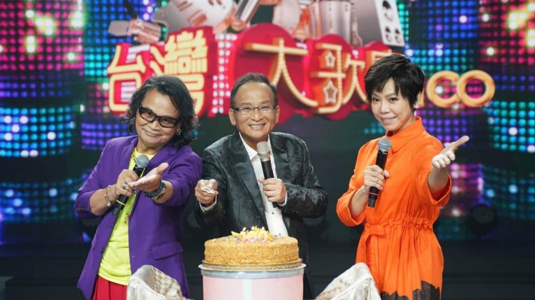 沈文程(左起)、孔鏘老師、曾心梅節目邁向100集。(圖/信吉衛視提供)