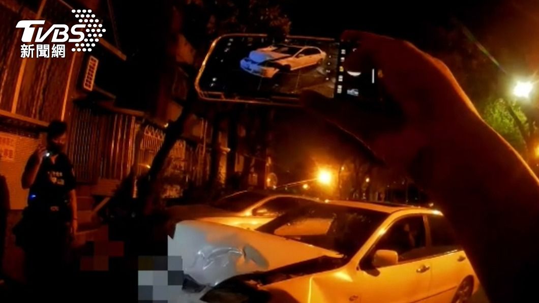 鄧男車頭撞爛。(圖/TVBS)