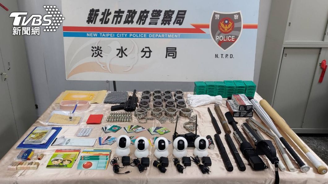 警方查扣大批手銬、球棒以及存摺、印鑑等證物。(圖/TVBS)