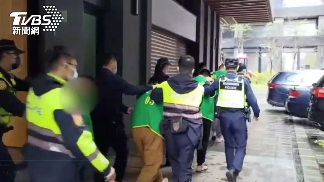 警方將8名涉嫌人全數帶回偵辦。(圖/TVBS)