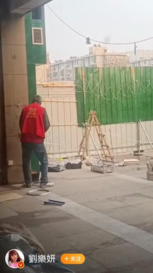 劉樂妍住的社區加裝會紮傷人的鐵絲網。(圖/翻攝自劉樂妍微博)