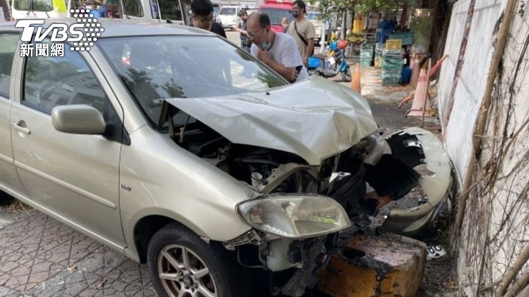 翁駕車衝撞雙載老夫妻!婦噴飛摔引擎蓋 拖行撞牆傷重亡