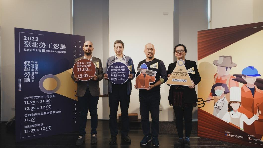 高寶華局長與代言人周震及評審代表鄭雅慧策展顧問陳璽文合照。(圖/電影戲劇業職業工會)