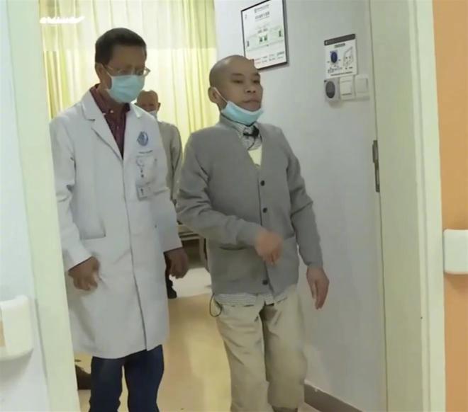 經過多次手術終於能直立行走。（圖／翻攝自微博）