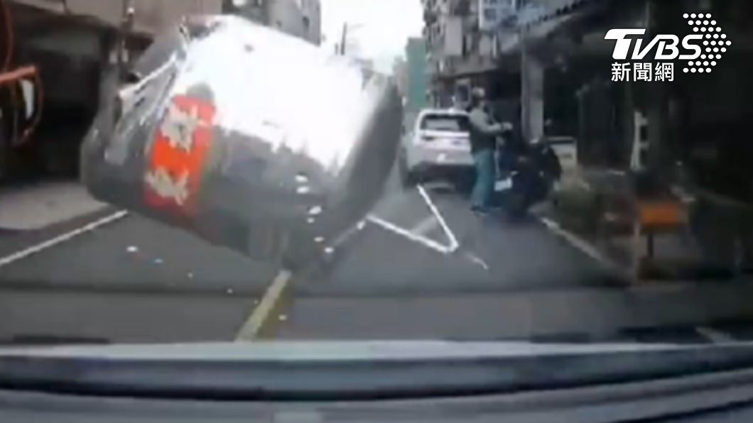 驚險!桃園鐵皮水塔「從天而降」 他開車經過慘被砸車頭