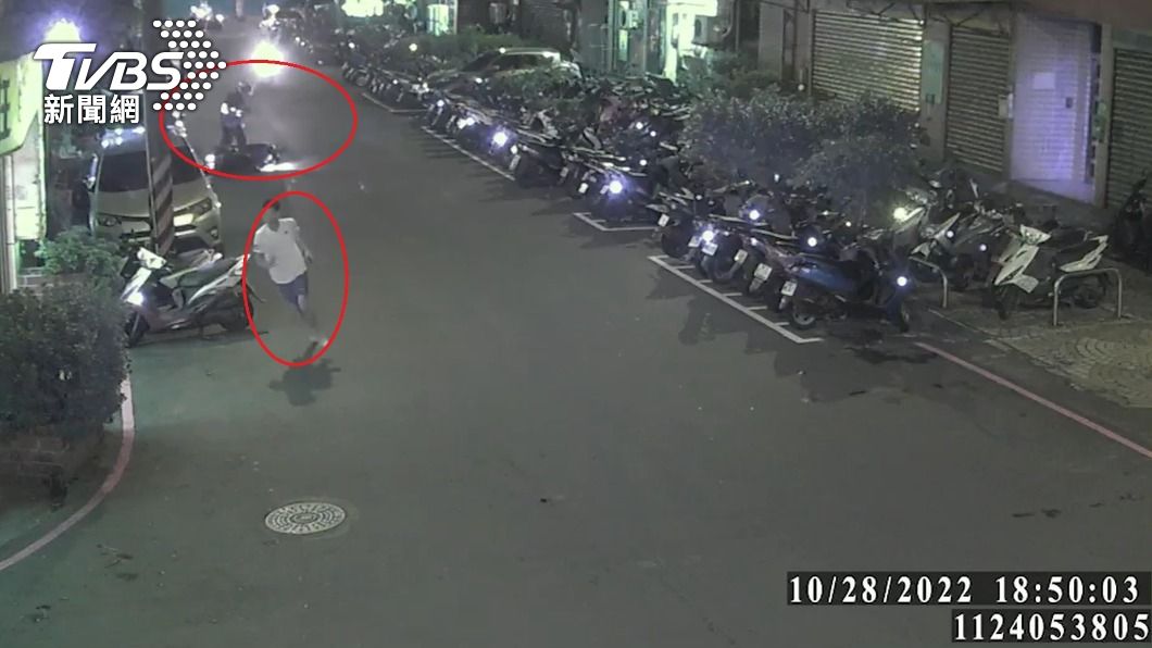 警方在追捕過程中不慎摔車倒地，楊男趁隙拔腿狂奔。（圖／TVBS）