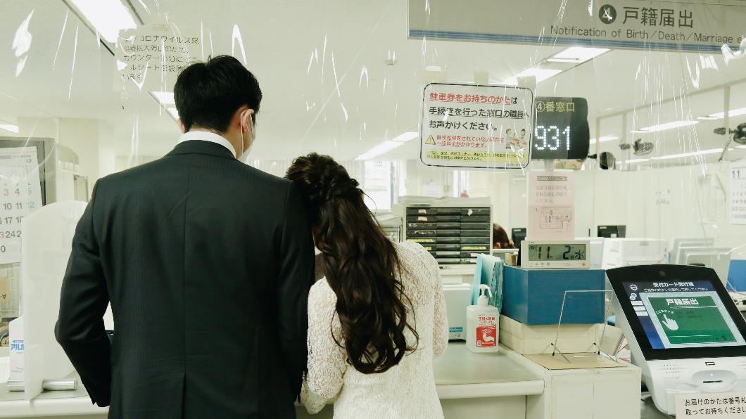 鄭家純與老公登記結婚。(圖/千巡影世提供)
