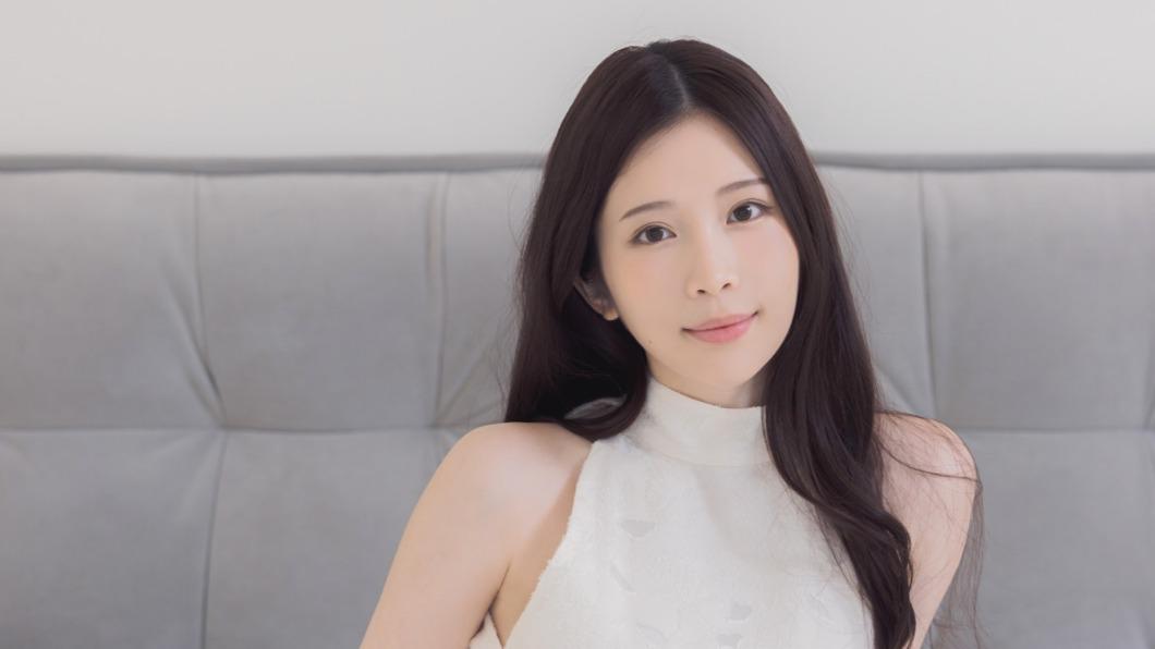 雞排妹已成人妻。(圖/翻攝自鄭家純臉書)