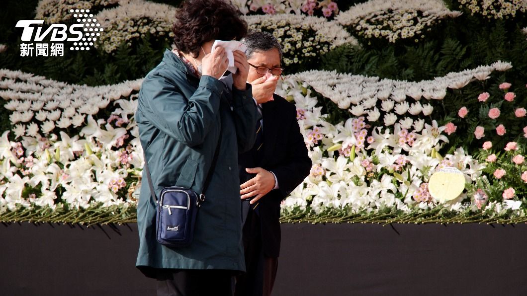 梨泰院罹難者多為年輕人,許多家長經歷白髮人送黑髮人之痛。(圖/達志影像路透社)