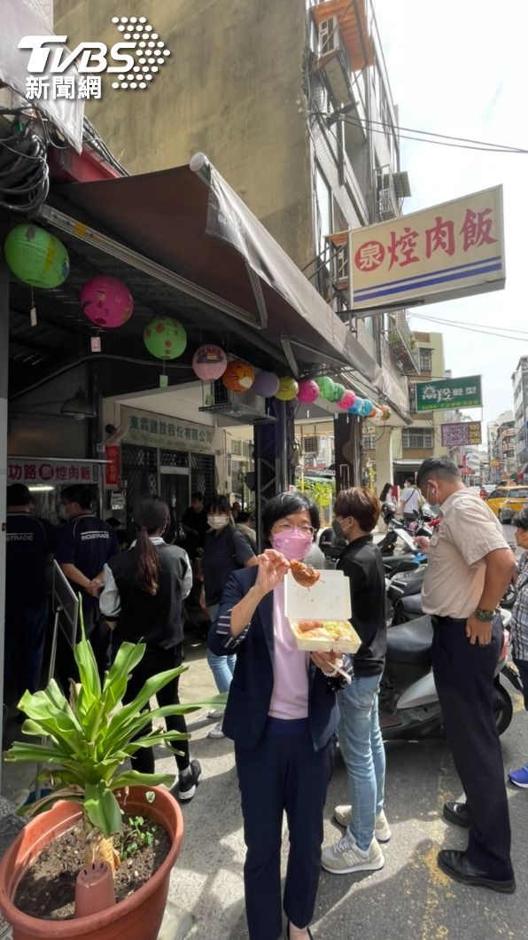 阿泉爌肉飯整修後重新開張,彰化縣長王惠美也來排隊。(彰化縣政府提供)
