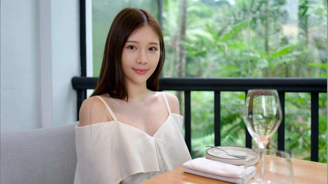 雞排妹宣布結婚喜訊。(圖/翻攝自鄭家純臉書)