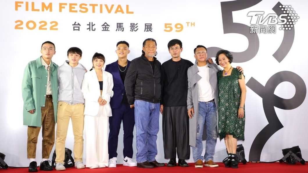 《一家子兒咕咕叫》劇組大合照,中為李屏賓。(圖/黃城碩攝)