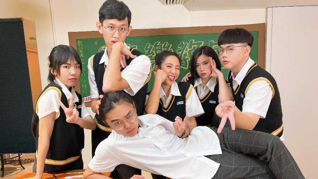 梁文音上節目化身同學。(圖/Superfanz提供)