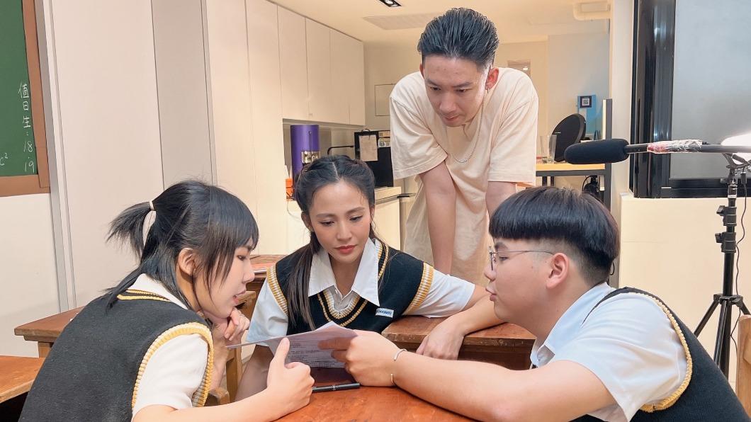 梁文音認真的跟同學討論腳本。(圖/Superfanz提供)