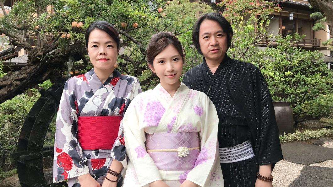 經紀人康姐（左起）、鄭家純與命理師徐震諒曾一起出遊。（圖／千巡影世提供）