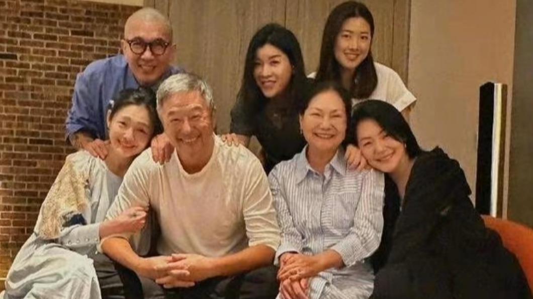 S媽首度同框女婿具俊曄!大S甜勾王偉忠合影「笑容撐爆螢幕」