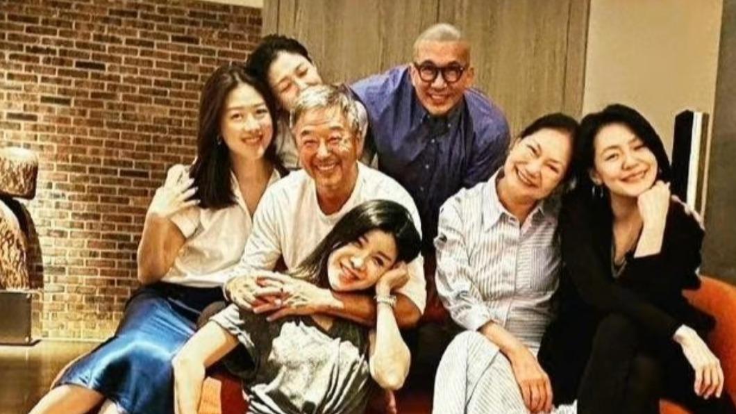 S媽(右二)首度與女婿具俊曄(右三)同框。(圖/翻攝自林慧晶IG)