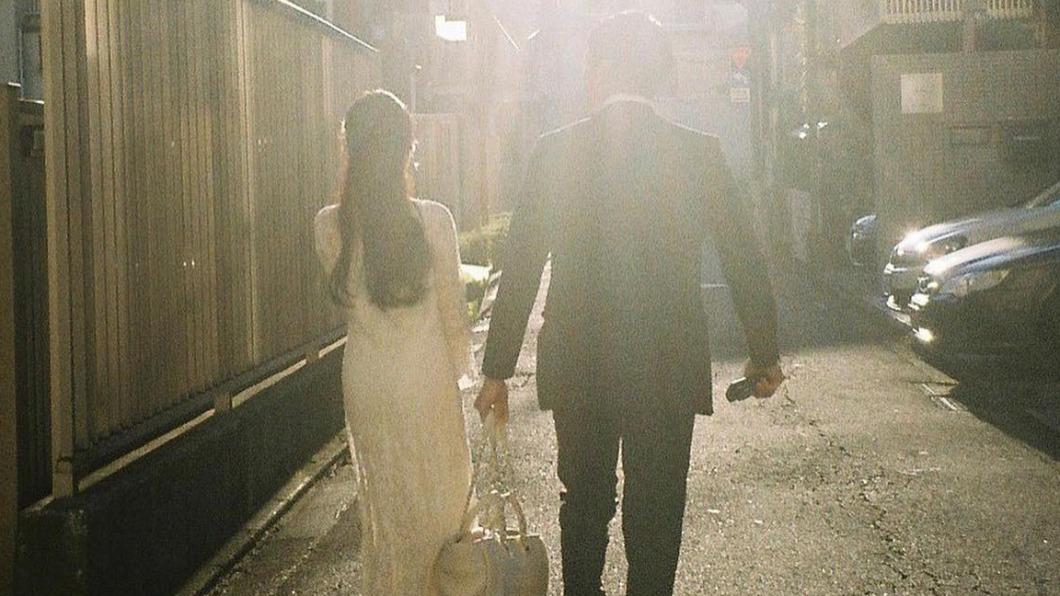 鄭家純昨(2)日閃電宣布與男友結婚。(圖/翻攝自鄭家純臉書)