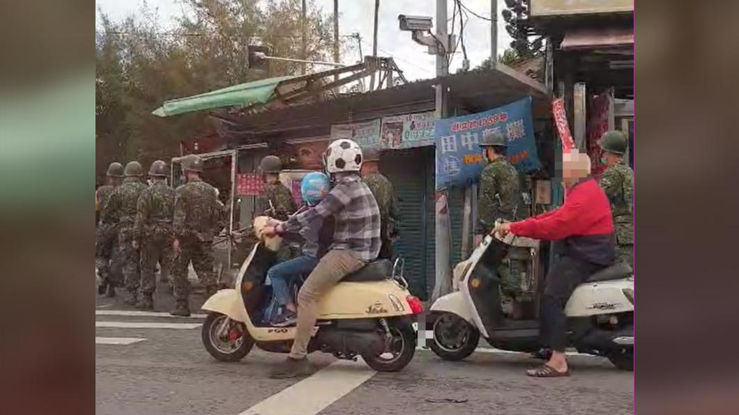 民眾十分好奇注目著行軍隊伍。(圖/翻攝自笨港公堂群組)