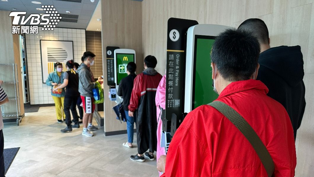 店面僅有1個實體點餐櫃檯和3台自助點餐機。（圖／葉韋辰攝）