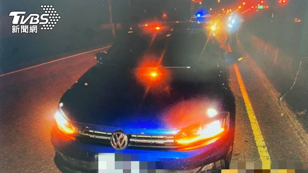 林男的車前擋玻璃和車身都有受損。(圖/TVBS)