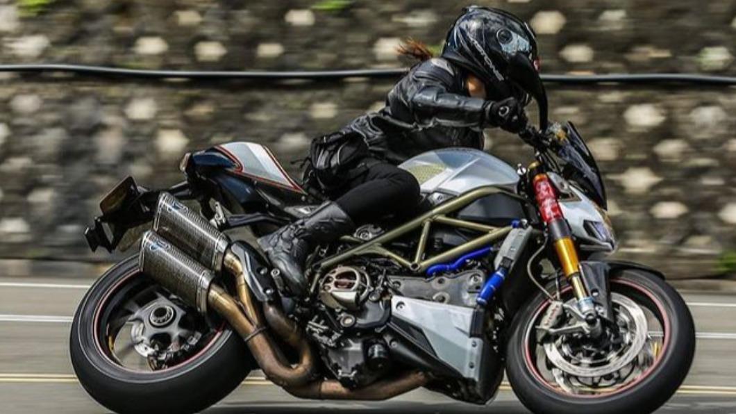 Ducati Streetfighter 1100S要價125.8萬元。(圖/翻攝自李妍IG)