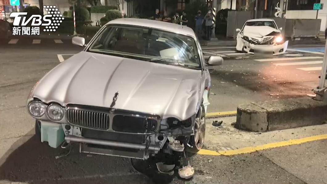 芭比Q了!「爸爸級」經典歐洲豪車撞毀 18歲女駕駛幸輕傷