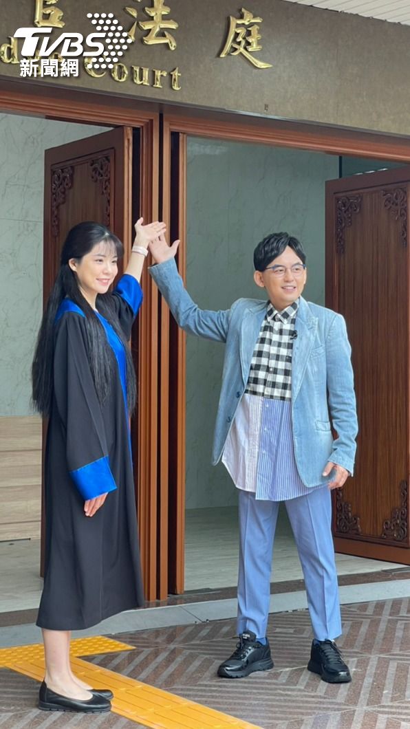 黃子佼（右）與美女法官歐陽儀（左）開箱國民法庭。（圖／謝佩樺攝）