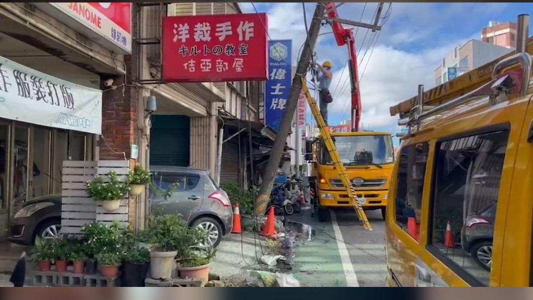 台電修護被撞電桿(圖/警方提供)