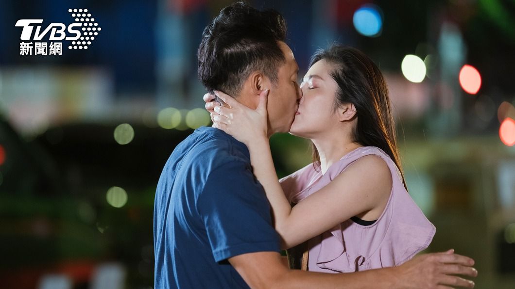 喝醉的王宇婕表愛、吻上謝祖武。(圖/TVBS)