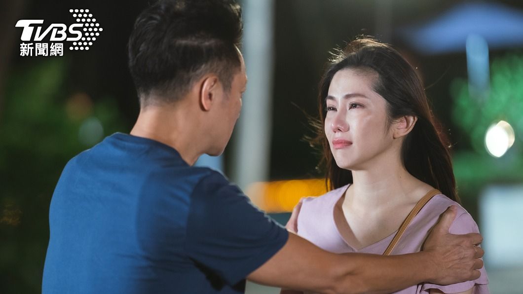 喝醉的王宇婕,質問謝祖武為何不能愛她。(圖/TVBS)