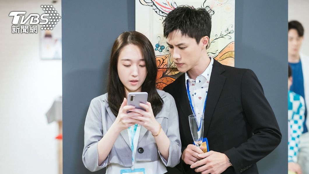 王敏淳(左)計畫讓謝祖武送喝醉的王宇婕回家。(圖/TVBS)
