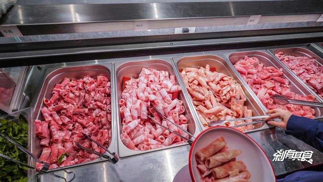 肉片和蔬菜品項豐富,都可以自行夾取。(圖/剎有其食提供)