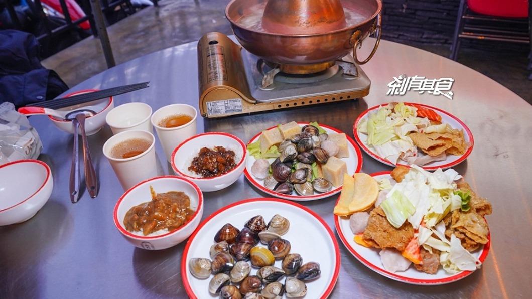 「酸菜白肉鍋」還可以續加湯和酸菜。(圖/剎有其食提供)