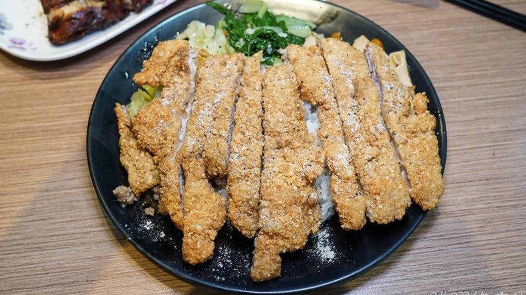 排骨金黃酥脆,而且超大片,直接超越台北很多名店。(圖/跳躍的宅男提供)