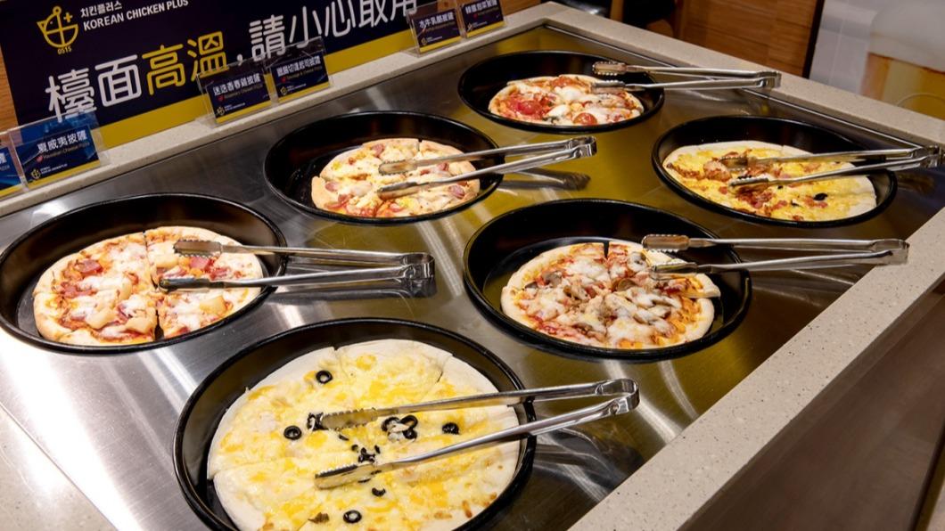 除了多款炸雞任你吃,加碼再嗑5種口味披薩。(圖/咕咕家提供)