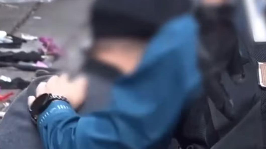 警方也拍著伯伯的後背安慰他,到最後卻也忍不住跟著哭了。(圖/翻攝自 Almonds breeze youtube)