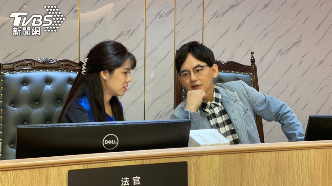 黃子佼（右）與美女法官歐陽儀（左）開箱國民法庭。（圖／謝佩樺攝）
