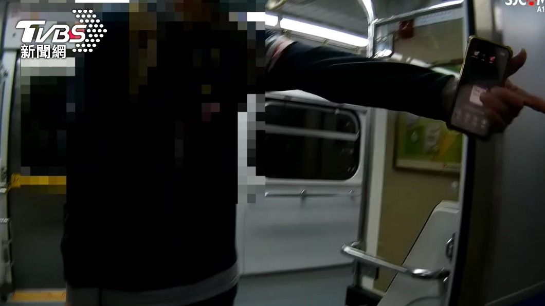 男子情緒失控對員警嗆聲。(圖/TVBS)