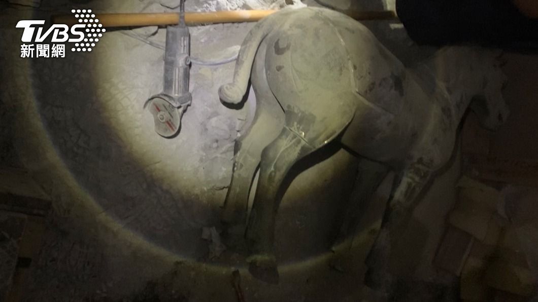夜闖憲兵廢棄營區!沙沙聲頻傳 保全一看他竟在鋸銅馬