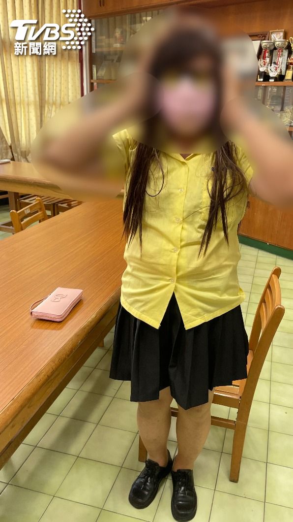 男子穿著全套景美女中制服。(圖/TVBS)