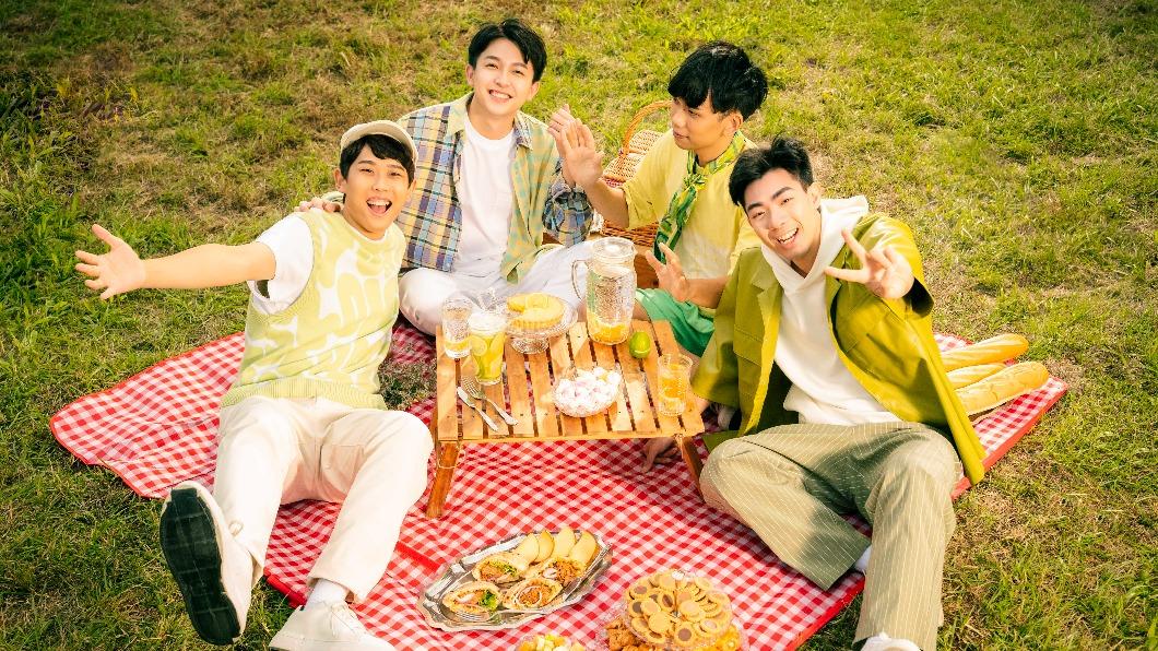 《Easy Peasy》是理想混蛋4人首度共同創作歌詞。(圖/何樂音樂提供)
