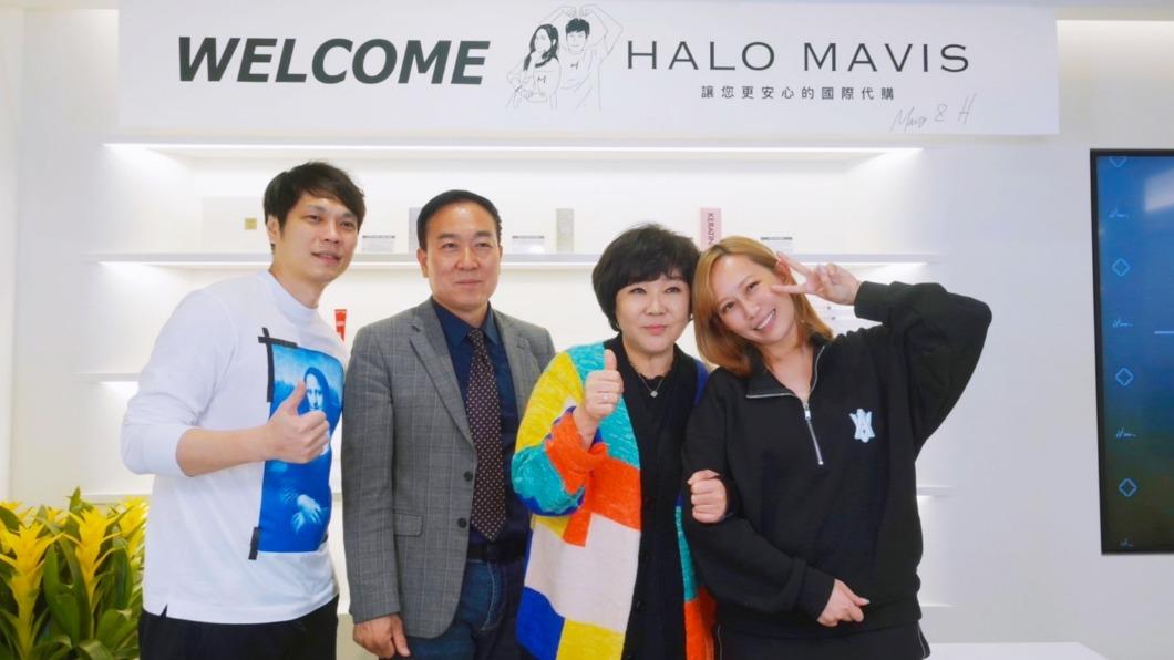 瑪菲司（右一）被李英愛髮型師弄頭髮。（圖／Halo Mavis國際連線提供）