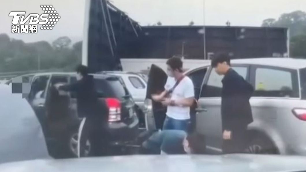 替友出氣！男撂人砸設計公司沒1天就被抓　警一查3個通緝犯