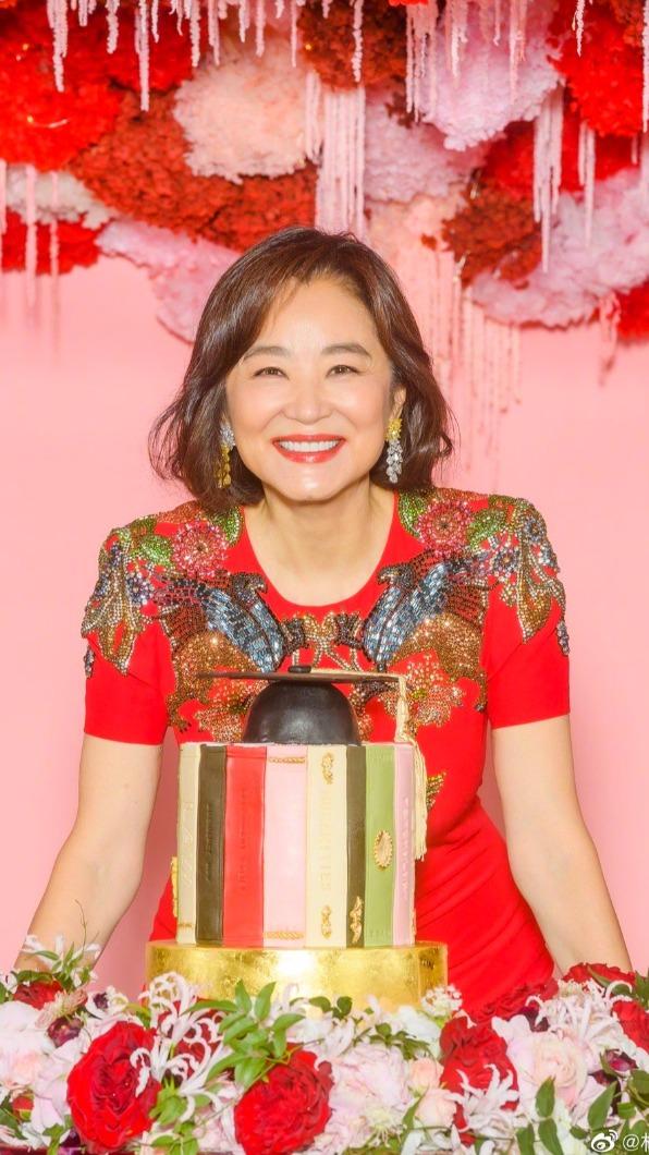 林青霞開心許下68歲生日願望。(圖/翻攝自林青霞微博)