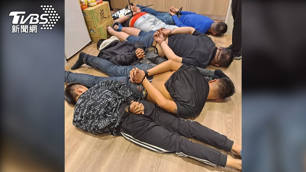 警方昨晚循線搗破中壢一處詐騙機房，逮捕8名犯嫌，救出32名被害人。（圖／TVBS）