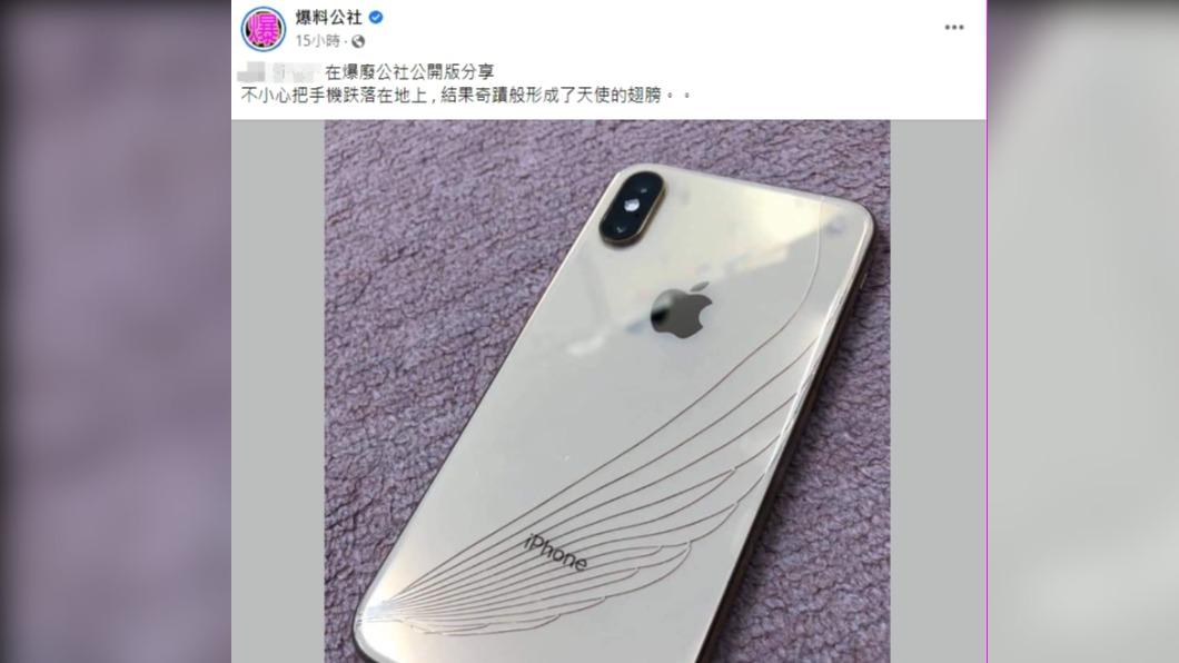 網友的iPhone 10背板裂成天使的翅膀。(圖/翻攝自爆料公社臉書)
