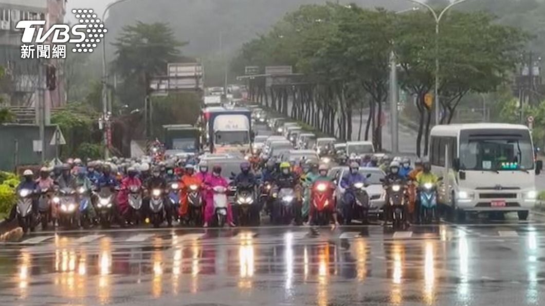 台北橋機車海翻版!國道坍方汐止塞慘 數十輛機車卡新台五路